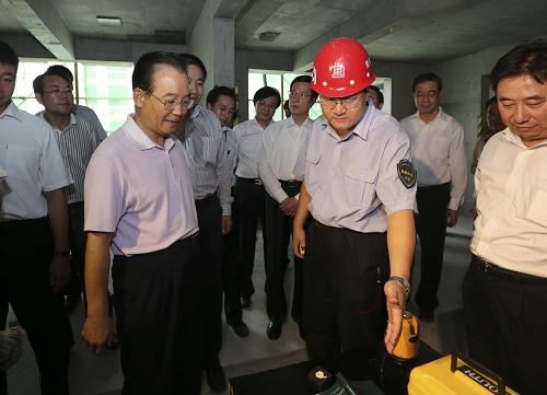 8月31日,中共中央政治局常委、国务院总理温家宝在天津考察保障房建设。这是温家宝在天津目前在建的、规模最大的保障性住房项目——天津市北辰区双青新家园建设工地考察。新华社记者 丁林 摄
