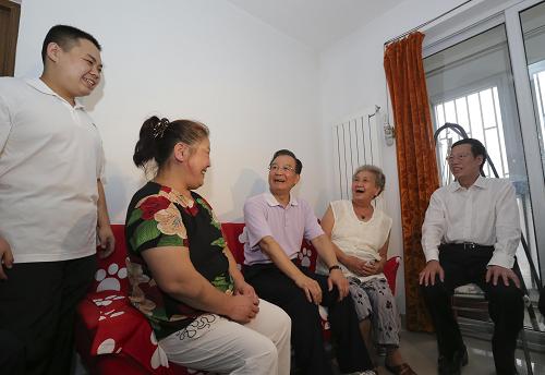 8月31日,中共中央政治局常委、国务院总理温家宝在天津考察保障房建设。这是温家宝看望居住在天津市公租房、经济适用房小区秋怡家园的居民王琪(左二)一家。新华社记者 丁林 摄
