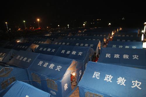 9月8日,受灾群众住进彝良县罗炳辉广场集中安置点的救灾帐篷。新华社发(张广玉 摄)