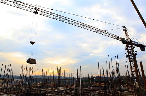 10月12日,工人在江西省九江市庐山区莲花镇“怡溪苑”保障房项目建设工地施工。住房城乡建设部10月12日发布的消息显示,1至9月份,全国城镇保障性安居工程新开工720万套,开工率为97%,基本建成480万套,完成投资9600亿元。今年,中央加大了对城镇保障性安居工程建设的支持力度,并专门安排了配套基础设施建设投资。近日,中央财政追加下达2012年中央补助公共租赁住房和城市棚户区改造专项资金50亿元,用于公共租赁住房和城市棚户区改造相关配套基础设施建设支出。新华社发(张海岩 摄)