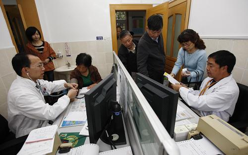 10月30日,社区居民在浦东新区塘桥街道社区卫生服务中心的“全科诊室”问诊。上海浦东新区自2010年启动“全科医生家庭责任制”试点以来,陆续将全科医生服务社区的模式推广至全区。截至今年9月底,全区累计有100个社区卫生服务站、299个村卫生室、1398名临床医生、678名乡村医生参与到全科医师家庭责任制工作中。签约家庭近50万户,建立健康档案近242万份,有效缓解了基层群众“看病难,看病贵”的问题。新华社记者 裴鑫 摄