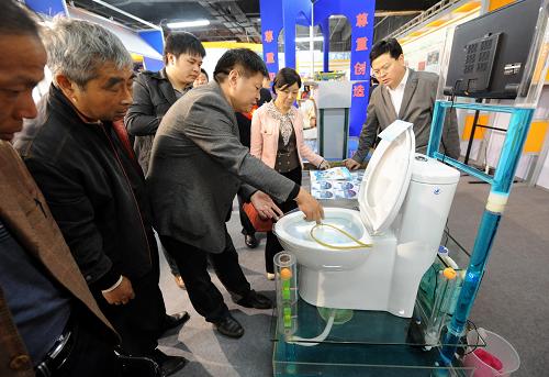 11月2日,观众在参观职工发明创造展品——一种可将臭气直接排入下水道而避免卫生间出现异味的“换气除臭马桶”。当日,江苏省暨南京市首届职工科技周成果展在南京市规划建设展览馆举行。展览集中展示了全省职工参与科技创新、技能练兵和发明创造取得的丰硕成果,倡导“勤奋劳动、创新劳动”精神。新华社记者孙参摄