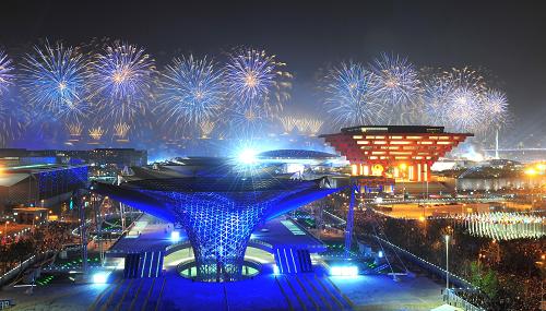 2010年4月30日晚,中国2010年上海世博会开幕式大型灯光喷泉焰火表演在上海举行。上海世博会是新中国成立以来我国举办的规模最大、持续时间最长的国际活动——184天里,246个国家和国际组织,7300余万人次参观者,在上海浦江两岸上演了一场人类文明的盛大聚会,奉献了一届成功、精彩、难忘的世界博览会,兑现了“给中国一个机会、世界将添一份异彩”的承诺。新华社记者程敏摄