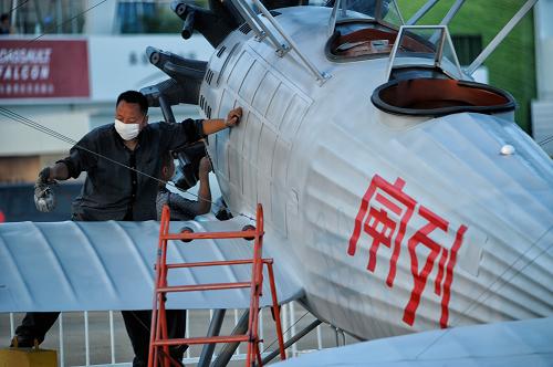 11月10日,工作人员在对“列宁”号飞机全尺寸模型喷漆。“列宁”号是红军缴获的国民党美制“柯塞”式侦察轰炸机,也是中国人民解放军空军第一架飞机。新华社记者 杨光 摄