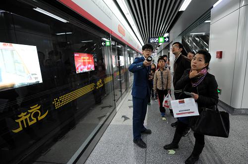 11月18日,几位市民在地铁工作人员指引下试乘杭州地铁1号线。新华社记者 鞠焕宗 摄
