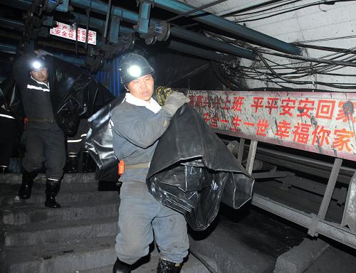 11月24日23时,矿区救援人员将救援物资运输下井。11月24日10时55分,贵州省六盘水市盘南煤炭开发有限责任公司响水煤矿河西采区1135掘进工作面发生一起煤与瓦斯突出事故。据初步排查统计,事发时当班作业28人。截至当晚21时,事故已造成18人死亡,有5人获救,经医院救治,其中4人生命体征平稳,1人正在抢救;尚有5人仍在搜救中。