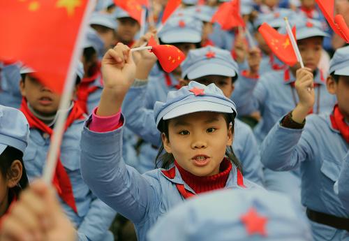11月29日,红军小学的学生在仪式现场高唱《红军小学校歌》。新华社发(万象摄)