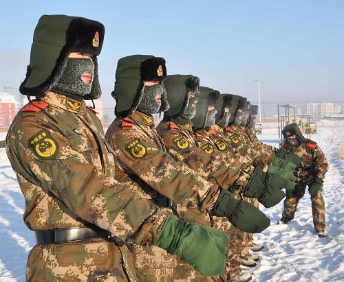 11月29日,在内蒙古额尔古纳市,武警额尔古纳市边防大队的官兵们在寒风中坚持训练。新华社发(王伟 摄)