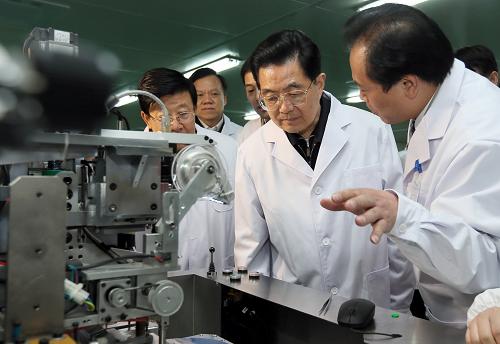 这是胡锦涛在裕能科尔微电子股份有限公司深入了解企业技术创新情况。新华社记者 鞠鹏 摄