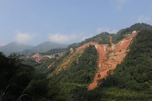 这是建设中的仁(怀)赤(水)高速公路桥。新华社发(陶亮 摄)