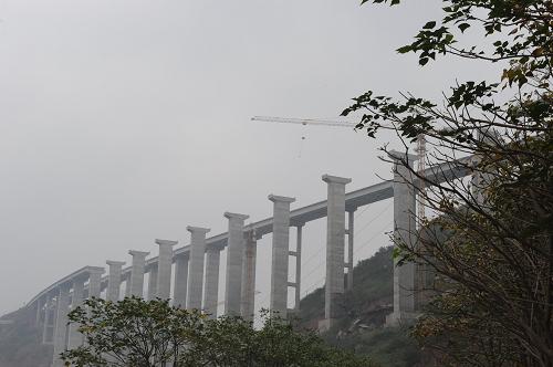 这是建设中的仁(怀)赤(水)高速公路桥。新华社发(陶亮 摄)