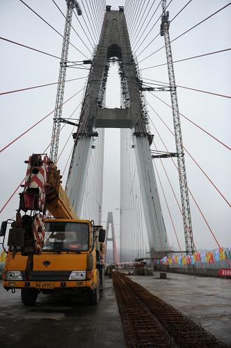 位于贵州境内的六冲河大桥合龙。六冲河大桥是黔(西)织(金)高速公路控制性工程,大桥全长1508米,主跨438米,是贵州省跨径最大的双塔斜拉桥。新华社发(陶亮 摄)