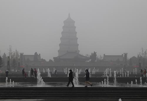 这是12月15日拍摄的阴霾笼罩的西安大雁塔。当日,中国环境监测总站发布的《空气质量日报》显示,西安空气污染指数为282,是《空气质量日报》监测的120个环保重点城市中唯一一个空气质量为“中度重污染”的城市。西安市12月12日、13日、14日、15日,空气污染指数分别为289、292、293、282,空气质量均为“中度重污染”。新华社记者 丁海涛 摄