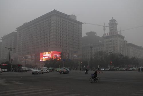 12月15日中午,阴霾笼罩西安市西华门建筑物。新华社记者 丁海涛 摄