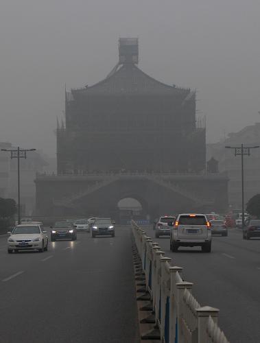 这是12月15日中午拍摄的阴霾笼罩的西安钟楼。新华社记者 丁海涛 摄