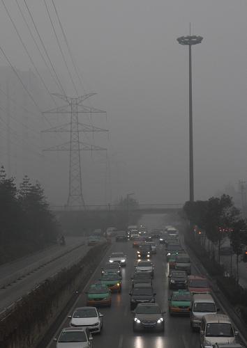 12月15日,西安市笼罩在阴霾中。新华社记者 丁海涛 摄