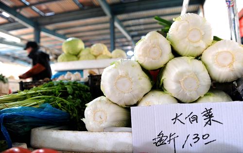 12月19日,在合肥芙蓉农贸市场,大白菜以1.3元每斤的价格出售。新华社记者 刘军喜 摄