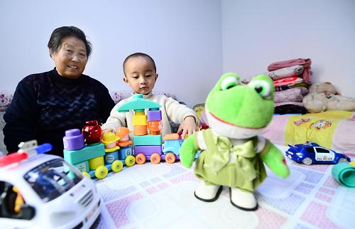 在青海省乐都县一处保障房小区内,4岁的男孩钱震宇在家中玩耍。2012年青海省城镇保障性住房新建项目开工建设3.54万套,竣工5.17万套,全面完成2012年度城镇保障房建设任务。自2008年开始实施大规模城镇保障性住房建设以来,青海省已初步建成以廉租住房和公共租赁住房为主体、其他保障形式并举的多层次城镇住房保障体系。新华社记者 张宏祥 摄
