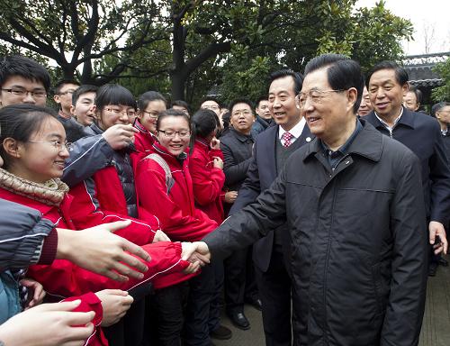 12月26日至29日,国家主席胡锦涛在江苏考察工作。这是胡锦涛在泰州中学亲切勉励同学们珍惜现在良好的学习环境,打好知识基础,培育优良品德,练就强健体魄,做到全面发展,将来在国家建设的伟大实践中创造优秀的业绩。新华社记者 李学仁 摄