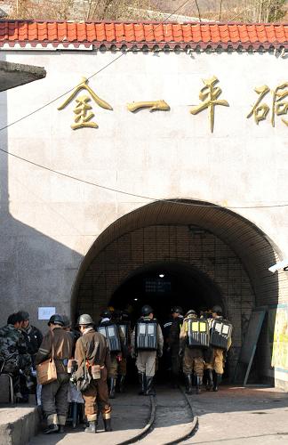 1月21日,在贵州金佳煤矿煤与瓦斯突出事故现场,一批救援人员准备下井。新华社记者 杨楹 摄