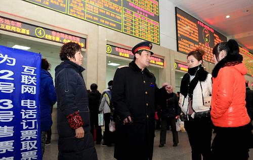 1月20日,锦州站客运值班员在向购买春节期间车票的旅客宣传互联网及电话订票常识。锦州火车站开设专口,安排专人引导旅客购票、取票,确保春运期间辽西地区中转旅客及网上、电话订票旅客取票方便,避免发生与购票旅客“抢窗口”现象,减少了旅客等候时间。新华社发(高锦旭摄)