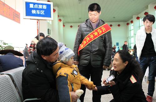 1月19日,沈阳铁路局锦州车务段沟帮子站客运二班老职工高笑辉(左一)在重点旅客候车区为青年职工进行服务示范。锦州车务段在备战春运中,请有经验的客运老职工对青年职工进行传帮带,提高服务水平。新华社发(高锦旭摄)