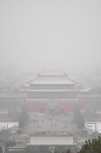 这是雾霾笼罩下的故宫(1月23日摄)。雾霾再次“席卷”京城,23日9时实况监测显示,北京城区空气质量再次达到最严重的六级严重污染。气象部门表示,23日白天,北京大部分地区仍大雾弥漫,东南部可能出现能见度不足500米的雾和能见度小于3000米的霾,建议市民减少外出。预计23日傍晚前后随着一股冷空气南压,北京将出现四五级的北风,届时有望吹散雾霾,明显改善空气质量。新华社记者 王申 摄