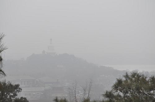 北海白塔在雾霾中若隐若现(1月23日摄)。新华社记者 王申 摄