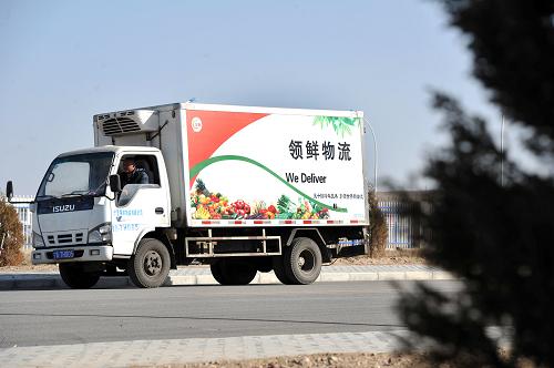 1月23日,供应冬季储备的公司的货运车行驶在前往下一家投放超市的路上。据了解,这些货车每天都要为银川市30余家超市提供储备蔬菜。新华社记者 彭昭之 摄