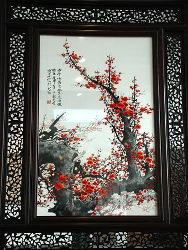 中国梅花艺术中心里陈置的双面刺绣(1月23日摄)。新华社发(李响 摄)