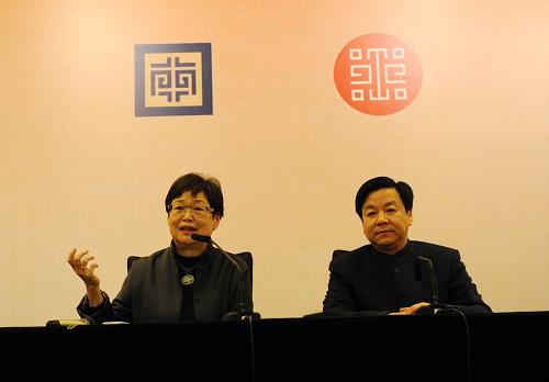1月25日,台北故宫博物院院长冯明珠(左)与南京博物院院长龚良共同向媒体公布两院达成的合作交流共识,并回答记者提问。当日,台北故宫博物院与南京博物院在南京达成两院合作交流共识,确定了常设联络窗口、交流互访、学术研究合作、展览合作、出版物互换、文物保护技术合作、教育推广交流、文化创意产品交流8项新的合作交流机制。据介绍,两院将于2013年组织具有南京特色的文物赴台北展出,2015年将合作在台北举办明代文物联展。新华社记者孙参摄