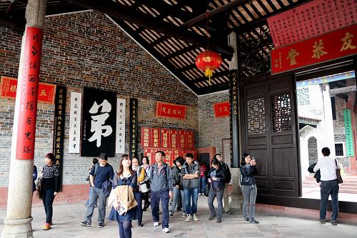 1月26日,考察团成员在香港元朗厦村邓氏宗祠参观考察。新华社记者李鹏摄