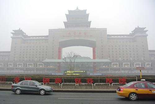 雾霾之中的北京西客站(1月29日摄)。北京城区、郊区的空气质量1月28日均达到六级严重污染,空气质量指数AQI均在300以上;1月29日,雾霾更加“深重”,气象部门再次发布霾黄色预警。随着空气中污染物不断累积,北京空气质量实况监测显示,13时城区九成监测站点显示六级污染,AQI指数均在400以上,部分站点有“爆表”趋势。新华社记者 陈树根 摄