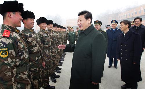 1月29日,中华民族的传统节日春节来临之际,中共中央总书记、中共中央军委主席习近平到武警部队视察,代表党中央、国务院和中央军委,向武警部队全体官兵致以节日的问候。这是习近平在武警北京市总队十三支队向新兵详细了解新兵训练和生活情况。新华社记者 李刚 摄