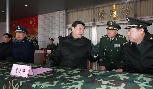 1月29日,中华民族的传统节日春节来临之际,中共中央总书记、中共中央军委主席习近平到武警部队视察,代表党中央、国务院和中央军委,向武警部队全体官兵致以节日的问候。这是习近平在武警北京市总队十三支队观摩紧急出动演练。新华社记者 李刚 摄