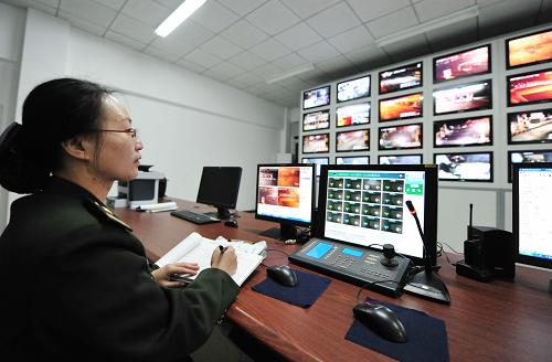 2月9日,在福建泉高速福州征管所的监控室,工作人员关注车辆行驶情况。新华社记者 魏培全 摄