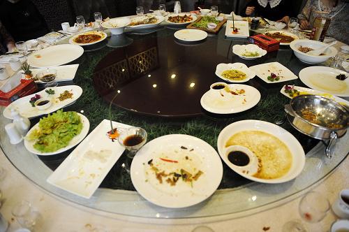 在内蒙古呼和浩特的一家餐馆内,一家庭聚餐后所剩的“光盘”(2月11日摄)。节日走亲访友,一场场团圆饭、宴请饭便随之而来。记者春节期间走访一些餐馆后发现,“光盘行动”已经在全社会如火如荼地开展起来,绝大多数聚会都以亲朋好友的家庭聚餐为主,亲情胜过了排场,理性点餐胜过了面子。新华社发(李然 摄)