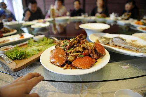 在内蒙古呼和浩特的一家餐馆内,一家庭在春节聚餐(2月11日摄)。新华社发(李然 摄)