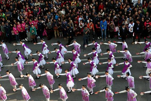 2月23日,在福建厦门中山路步行街,厦门五缘实验小学的学生在表演铃鼓舞。当日恰逢正月十四,正在福建厦门参加全国第四届中小学生艺术展演的500余名师生参加了庆元宵“踩街”活动,他们走上中山路步行街,为市民带来一场精彩表演。全国第四届中小学生艺术展演活动20日晚在厦门闽南大戏院开幕。来自全国31个省区市、新疆生产建设兵团、港澳台的726所中小学校的7000余名师生将参加在厦门举办的各项展演活动,整个活动将持续到2月26日。新华社记者 金立旺 摄