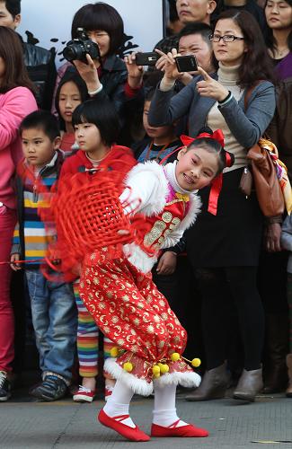 2月23日,在福建厦门中山路步行街,厦门市思明区梧村小学的学生表演舞蹈《红红的中国结》。新华社记者 金立旺 摄