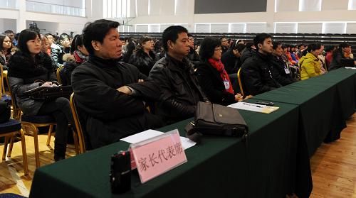 2月26日,郑州中学学生家长代表在学校礼堂旁听郑州市高新技术开发区法院公开开庭审理案件。当日,郑州市高新技术开发区法院将法庭搬到郑州中学礼堂,对一名涉嫌诈骗的90后犯罪嫌疑人进行现场庭审和宣判,为旁听的1000多名学生上了一堂生动的法制教育课。新华社记者 李博 摄