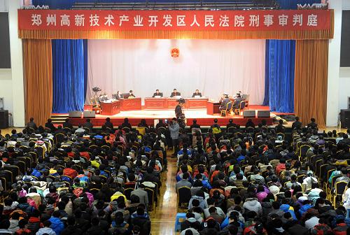2月26日,郑州中学1000余名师生在学校礼堂旁听郑州市高新技术开发区法院公开开庭审理案件。新华社记者 李博 摄