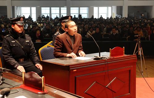 2月26日,犯罪嫌疑人王某在庭审现场。新华社记者 李博 摄
