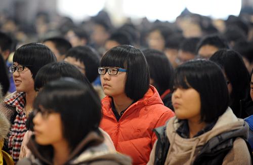 2月26日,郑州中学的师生们在学校礼堂旁听郑州市高新技术开发区法院公开开庭审理案件。新华社记者 李博 摄