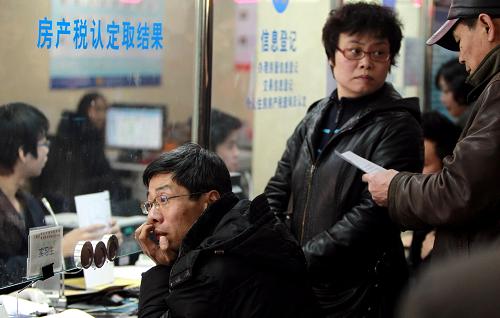 3月3日,交易者在上海徐汇区房地产交易中心内交纳房产交易的相关税费。3月1日公布的《国务院办公厅关于继续做好房地产市场调控工作的通知》明确提出“个人出售自有住房拟按房产增值额20%缴纳个税”。受此影响,3月2日和3日周末两天,上海各个房地产交易中心内二手房交易量激增,众多二手房交易者急于在政策细则正式执行前尽快完成交易。新华社发(丁汀摄)