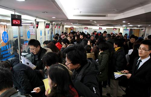3月3日,上海徐汇区房地产交易中心内人头攒动。新华社发(丁汀摄)