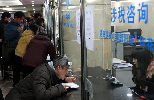 3月3日,交易者在上海徐汇区房地产交易中心内咨询二手房交易的税费问题。新华社记者裴鑫摄