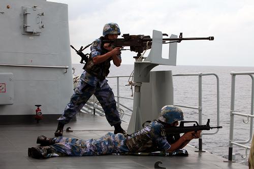3月21日,在亚丁湾东部海域发现多艘可疑小目标后,哈尔滨舰上特战队员进入实弹部署,随时待命。新华社记者 饶饶摄