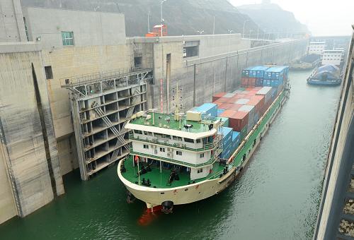 3月22日,货轮通过三峡北线船闸上行。当日8时,一行货船在薄雾之中顺次驶入长江三峡北线船闸,标志着北线船闸为期20天的停航检修正式结束,恢复通行。从2013年3月2日起,三峡北线船闸进行停航检修,此次检修是其自2003年通航以来,近10年来首次长时间大规模停航检修。 三峡船闸是世界上运行级数最多的船闸,采用了南北双线设计。平时,船闸采取“南下北上”双线运行。北线船闸停航检修期间,三峡船闸南线单独运行,枢纽通航能力受到较大制约,导致坝区出现船舶积压现象。据通航部门统计,三峡河段仍滞留船舶600多艘,恢复至正常畅通仍需时日。新华社发(郑家裕 摄)