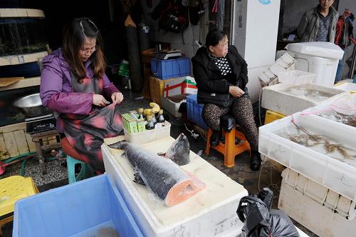 3月28日,贵阳市青云路海鲜一条街上,海鲜商贩在等待生意上门。新华社记者 刘续 摄